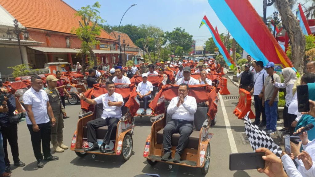 Dukung Transportasi Ramah Lingkungan, Bupati Gresik Salurkan 200 Becak Listrik Bantuan Presiden Prabowo