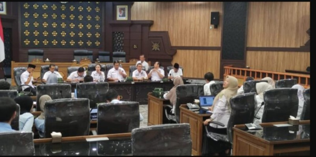 Rapat Dengar Pendapat (RDP) Komisi III dengan Dinkes, Dikbud serta 11 SPPG di Kota Mojokerto. (eko)