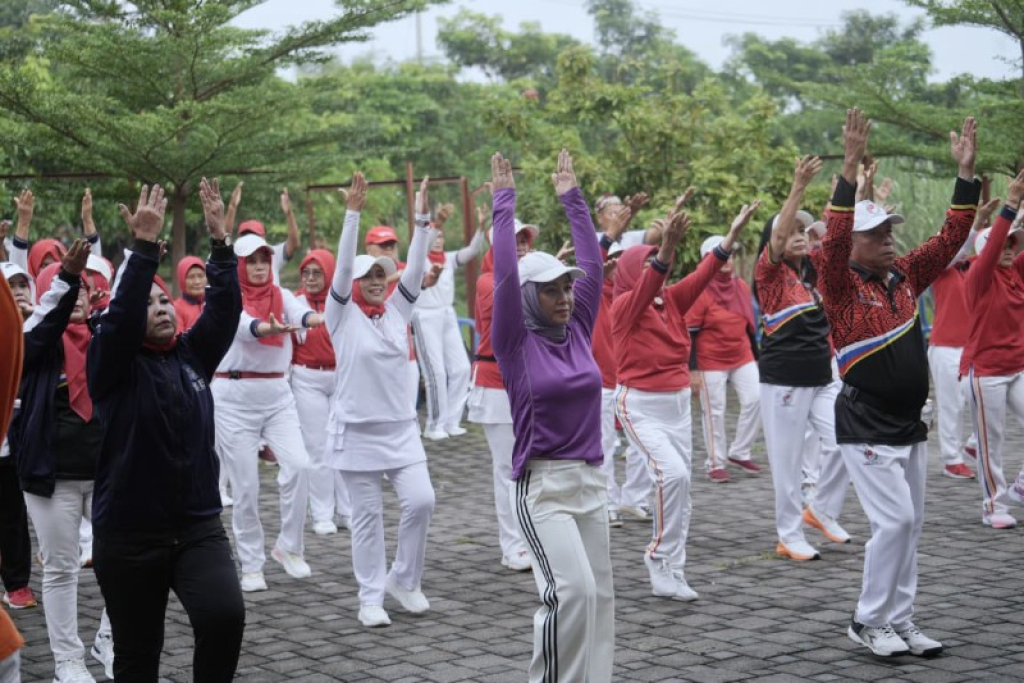 Wali Kota Ning Ita ikut semam bersama anggota PORPI. (ist)
