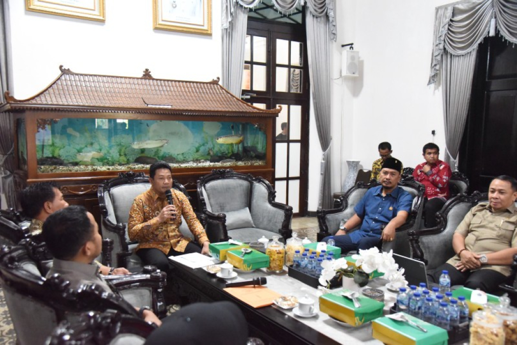 Bupati Sidoarjo Subandi pimpin rapat bersama jajaran instansi terkait untuk mengantisipasi lonjakan harga kebutuhan pokok jelang Ramadhan 1447 H di Pendopo Delta Wibawa, Kamis, (12/2/2026).(dok hms)