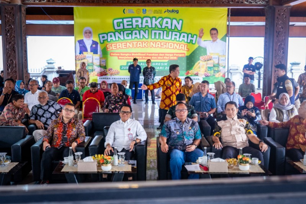 Wakil Bupati Gresik di pasar murah. (ali)