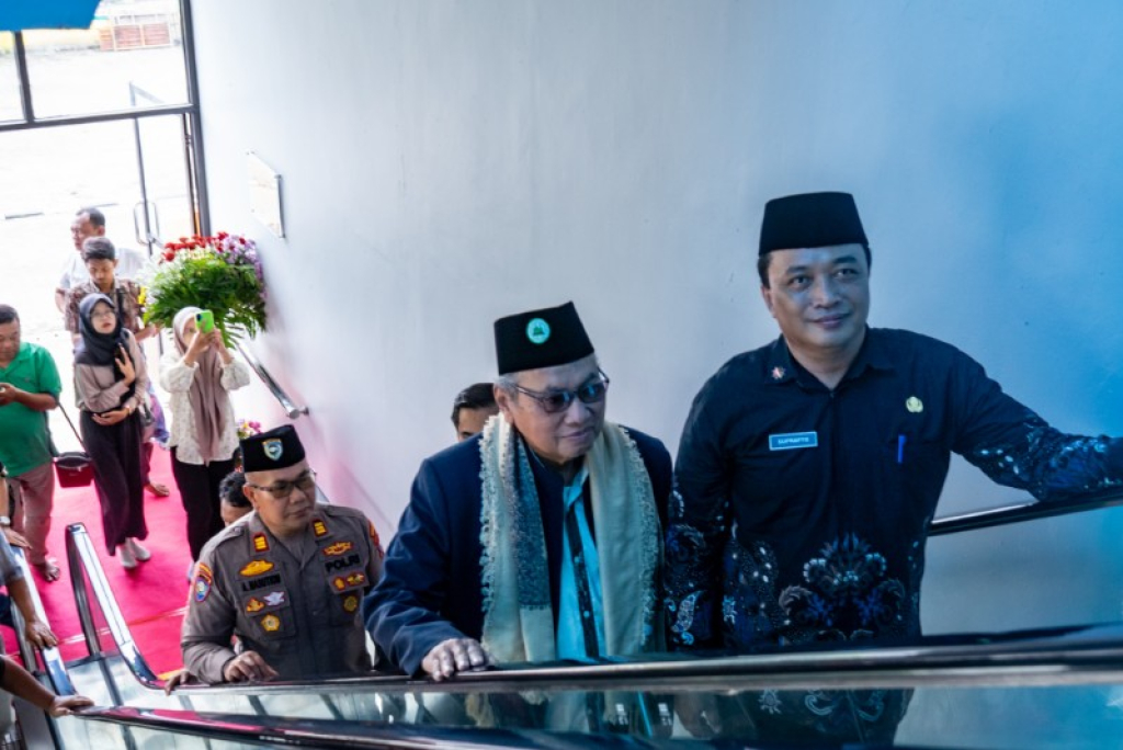 Demi Kenyamanan Jamaah, Dua Masjid di Gresik Dipasang Eskalator 