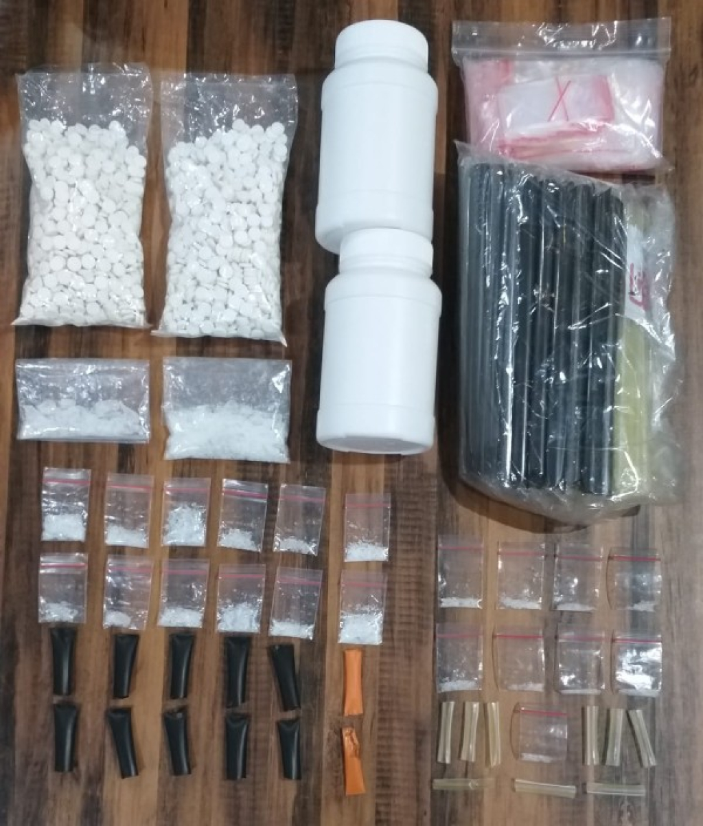 Barang bukti berupa 109 gr Sabu dan 2000 pil LL yang berhasil diamankan Polrestabes Surabaya. (ist)