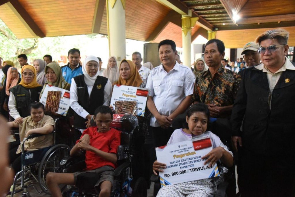 Gubernur Jawa Timur Khofifah Indar Parawansa didampingi Bupati Sidoarjo, Subandi foto bersama usai penyerahan bansos di pendopo Delta Wibawa Sidoarjo, Rabu (18/2/2026). (foto: dok humas)
