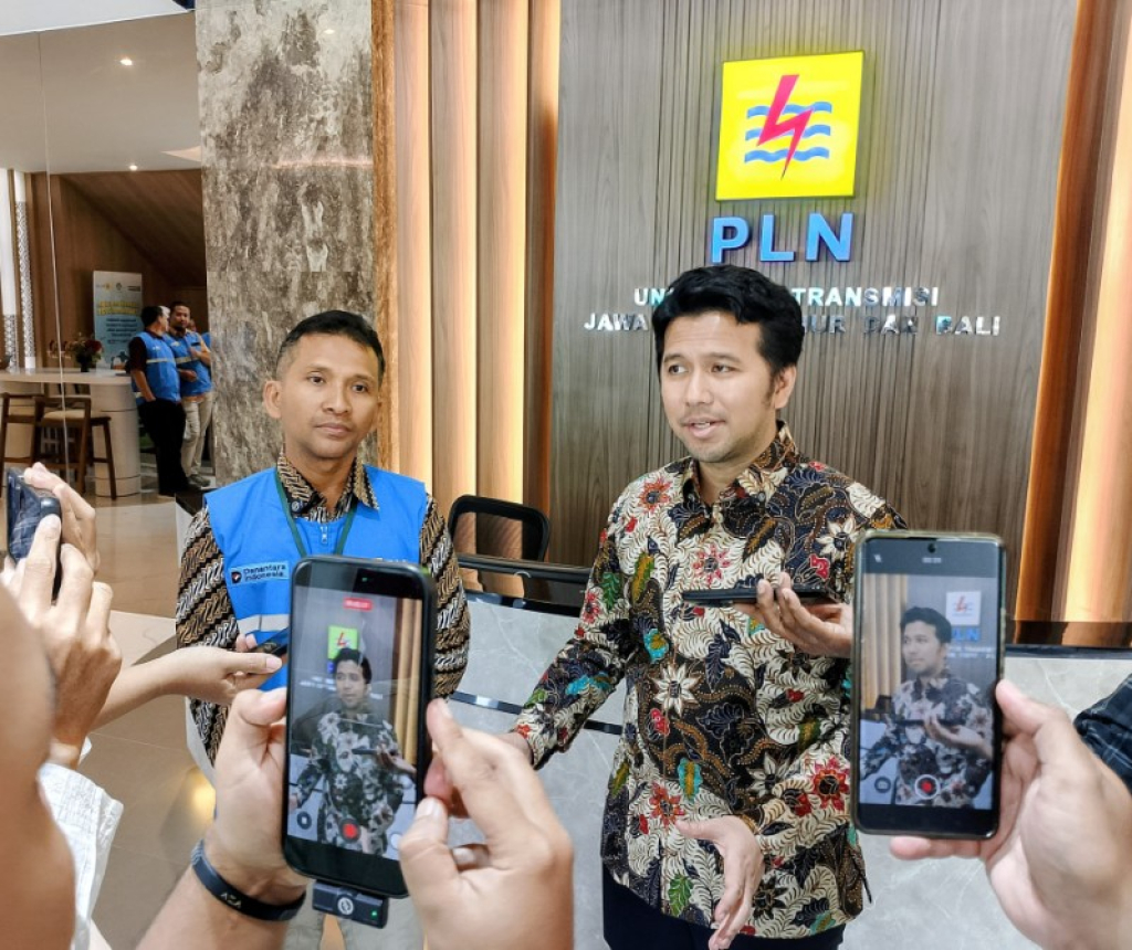 GM PLN UIT JBM Ika Sudarmaja & Emil Dardak memberi keterangan pers. (foto: hari)