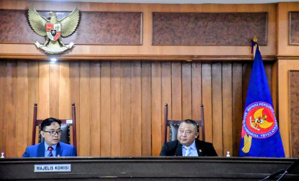 Sidang dipimpin Wakil Ketua KPPU Aru Armando sebagai Ketua Majelis Komisi (kiri). (foto: ist)