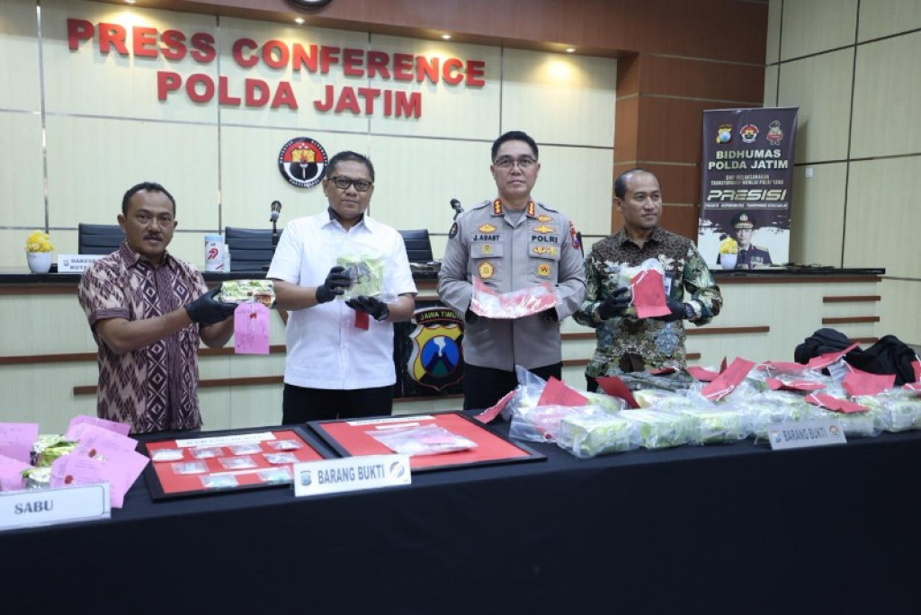 Kabid Humas Polda Jatim Kombes Pol Jules Abraham Abast saat memberikan keterangan persnya. (ist)