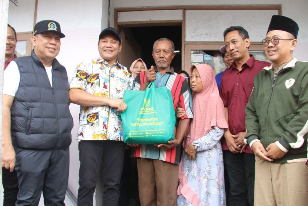 Bupati Sidoarjo, Subandi bersama Wakil Ketua DPRD Sidoarjo, Warih Andono sidak Rumah Tidak Layak Huni (RTLH) ke salah satu warga di Sedati dan segera memperbaikinya setelah lebaran. (foto: dok humas)