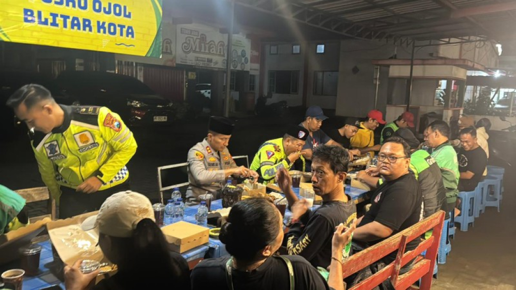 Polres Blitar Kota Gelar Sahur Bersama Komunitas Ojol