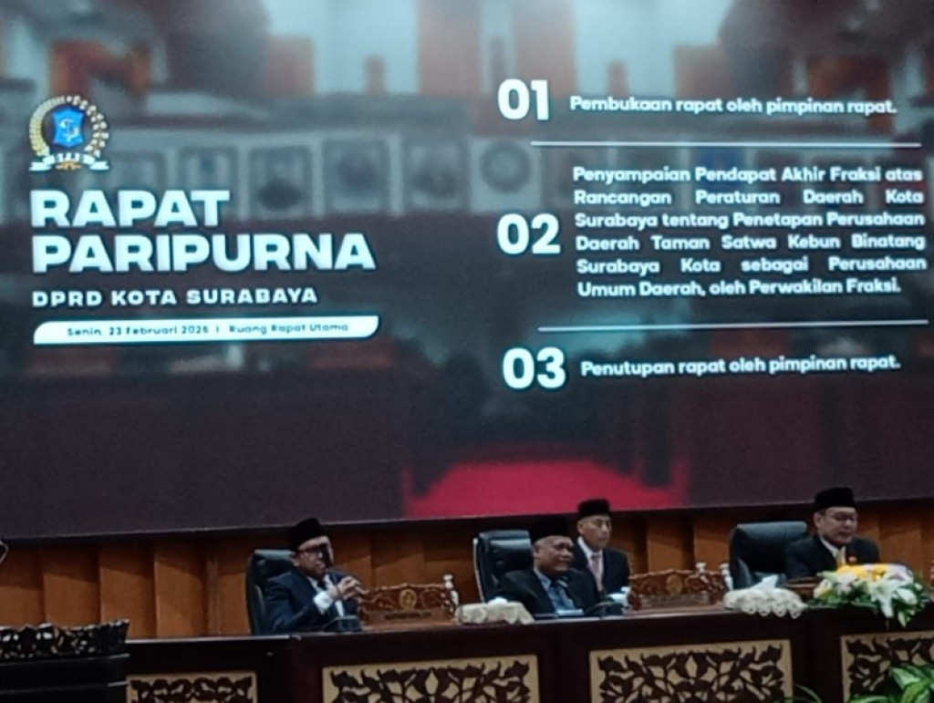 Pimpinan DPRD Surabaya Pimpin rapat Paripurna Seluruh fraksi setujui KBS jadi Perumda. (foto: rizal/ B-news.id)