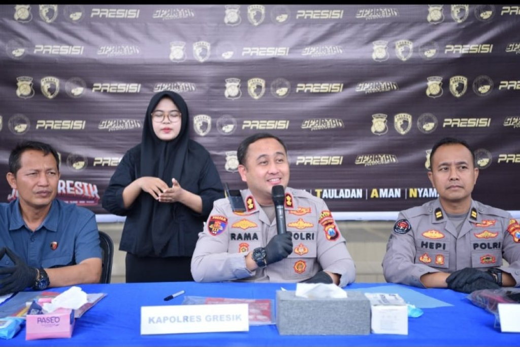 Kapolres Gresik AKBP Ramadhan Nasution saat memberikan keterangan persnya. (ist)