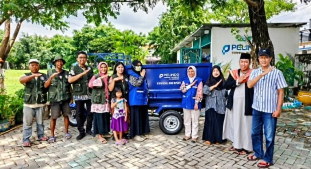 Penyerahan kendaraan operasional ke Bank Sampah “Gotong Royong” di RW 03 Kel. Perak Barat, Surabaya. (foto: ist)