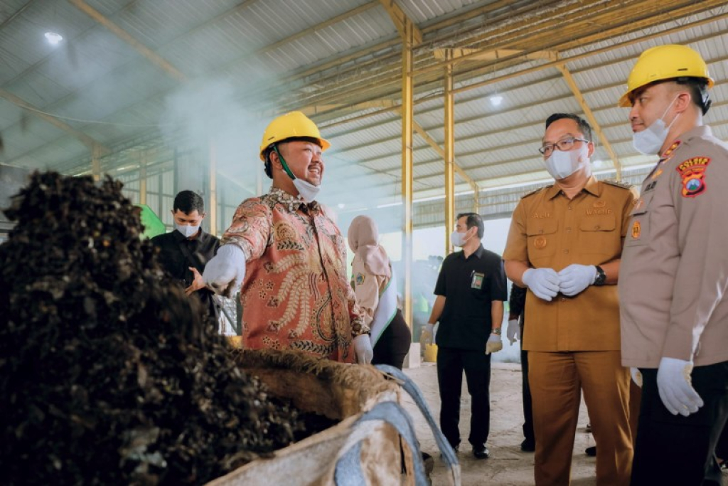 Bupati dan Wakil Bupati Gresik di pengelolaan sampah Ngipik. ( foto: ali/B-news.id)