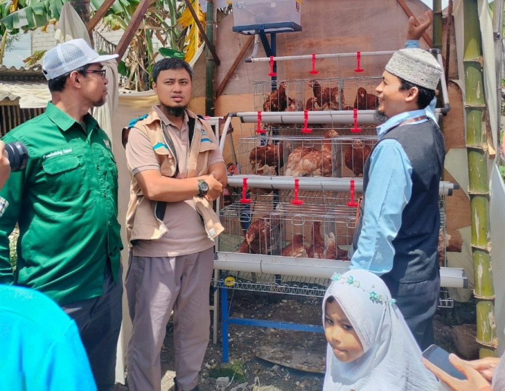 Kelompok usaha peternakan telur skala rumahan menerima bantuan modal pengadaan bibit ayam petelur. (foto: ist)