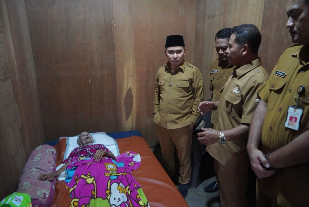 Tanggapi Laporan Warga Via Sosmed, Gus Bupati Besuk Warga Lansia Tanjungkenongo