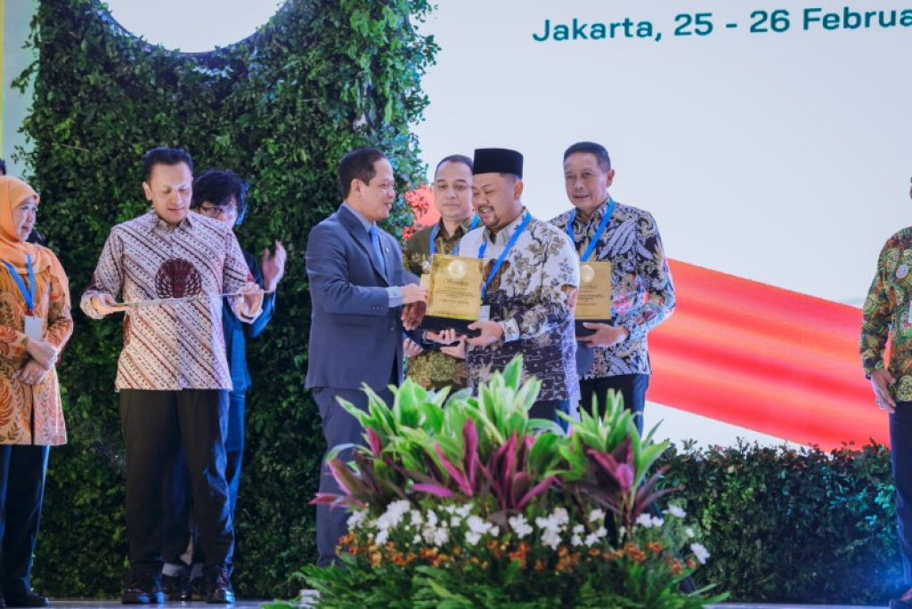 Bupati Gresik, Fandi Akhmad Yani  menerima sertifikat menuju kabupaten bersih. (foto: dok humas)