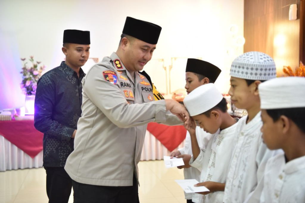 Polres Gresik Buka Puasa Bersama Wartawan dan Santuni Anak Yatim 
