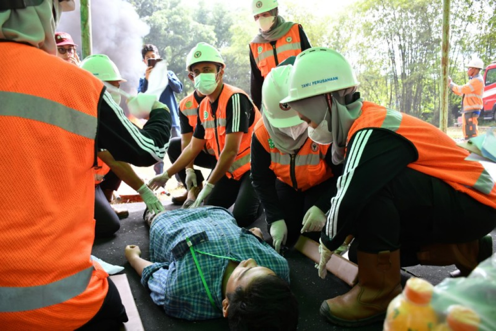 Tim Unit Kerja K3 PT Semen Padang melakukan simulasi pertolongan pertama pada korban kecelakaan kerja. (foto: ist)