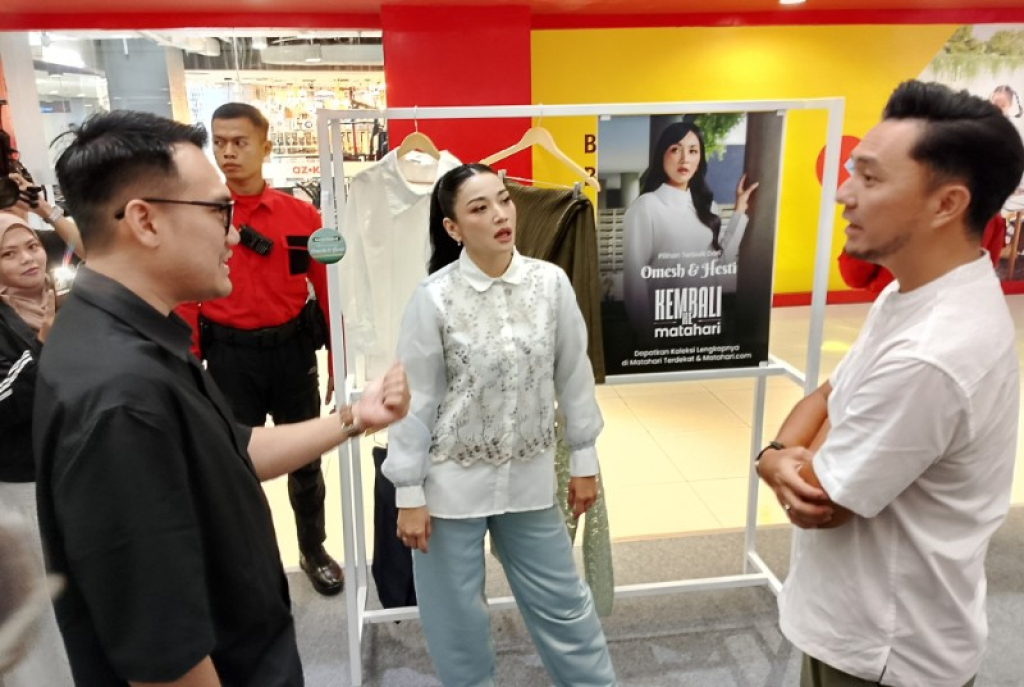 Hesti Purwadinata & Ananda Omesh dalam Podkesmas format live podcast di atrium TP 2 Surabaya. (foto2: hari / B-news.id)