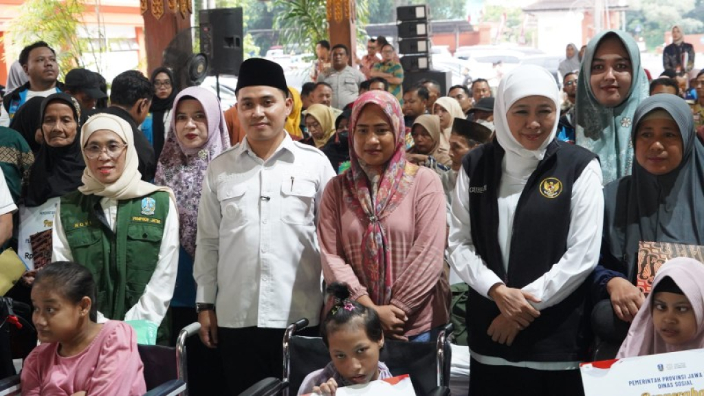 Gubernur Jatim Khofifah Indar Parawangsa bersama Bupati Mojokerto Gus Barra saat memberikan bansos di Desa Sidoharjo. (foto: dok humas))