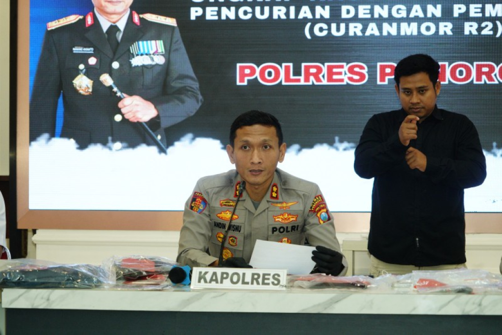 Kapolres Ponorogo AKBP Andin Wisnu Sudibyo saat memberikan sambutan dalam konferensi pers. (ist)