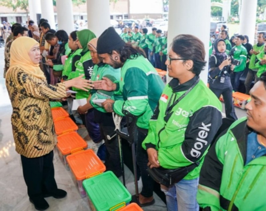 Satu Tahun Dilantik Presiden Prabowo, Gubernur Khofifah dan Wagub Emil Santuni Anak Yatim dan Pengemudi Ojol di Grahadi.(foto: dok humas)