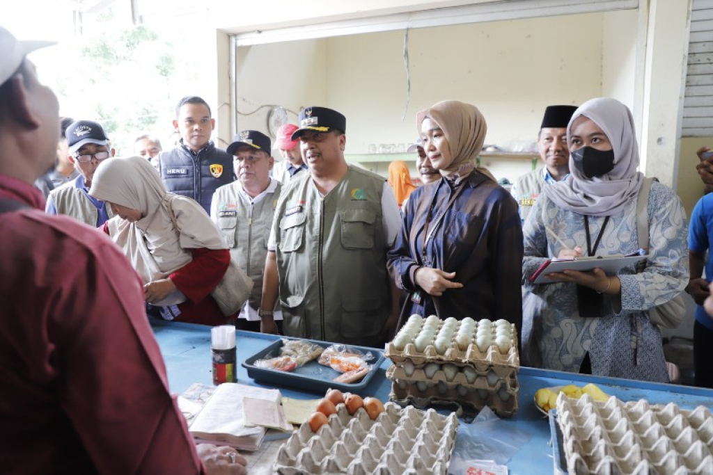 Bupati Warsubi dan Bapanas sidak Pasar Pon, Pastikan Stok dan Harga Kebutuhan Pokok Aman Jelang Ramadan 1447 H. (Ist)