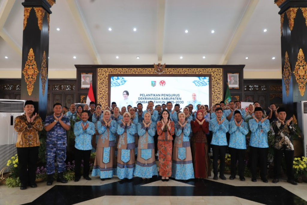 Ketua Dekranasda Jatim Arumi Bachsin Emil Dardak foto bersama dengan para pengurus Dekranasda Kabupaten Jombang usai pelantikan. (foto: dok humas)