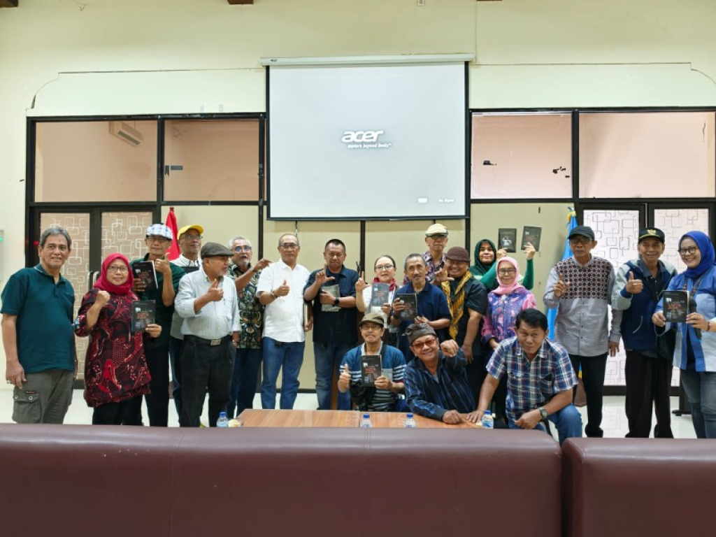 Buku Antologi Puisi Wartawan Usia Emas ke-8 “Tanpa Jeda” : Wartawan Tulen Tidak Pernah Berhenti Kerja