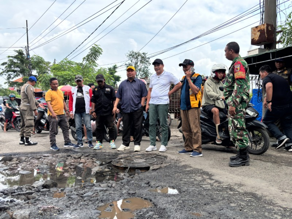 Bupati Sidoarjo Subandi bersama Nizar anggota DPRD Sidoarjo dan Kadis PUBMSDA saat sidak jalan rusak di kawasan Krian. (Ist)