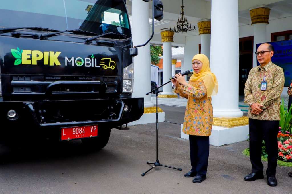 Gubernur Khofifah Berangkatkan Truk Etalase Pengendalian Inflasi Kabupaten/Kota (EPIK Mobile) Sasar 15 Kab/Kota untuk kendalikan inflasi. (foto: dok humas)