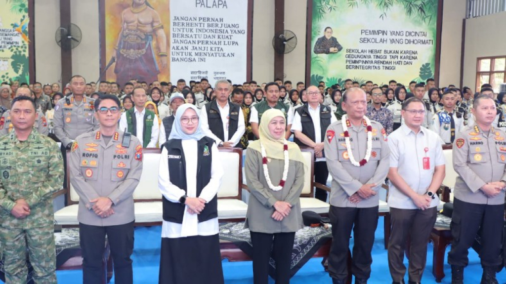 Gubernur Jatim Khofifah Indar Parawangsa bersama Kapolda Jatim Irjen Pol Nanang Avianto saat peresmian sarpras SMAN 2 Taruna Bhayangkara di Banyuwangi. (ist)