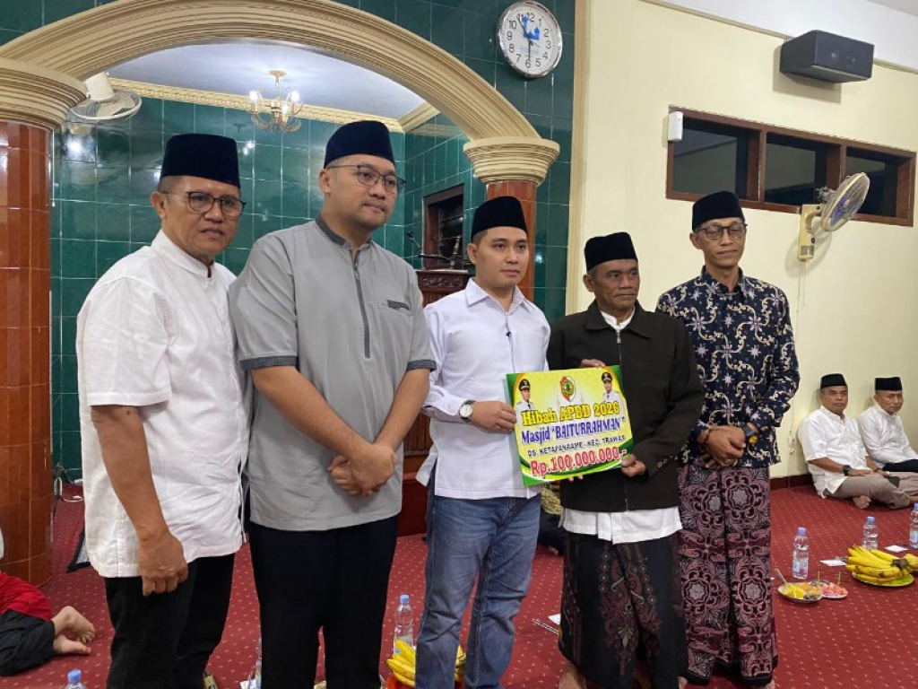 Bupati Gus Barra bersama mas Wabup serahkan bantuan ke takmir Masjid Baiturrahman Desa Ketapanrame. (ist)