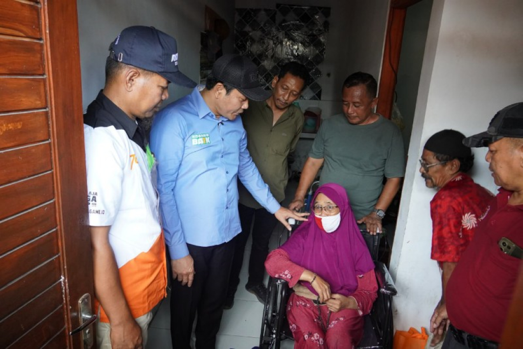 Bupati Subandi Serahkan Bantuan Kursi Roda dan Renovasi RTLH di Krian