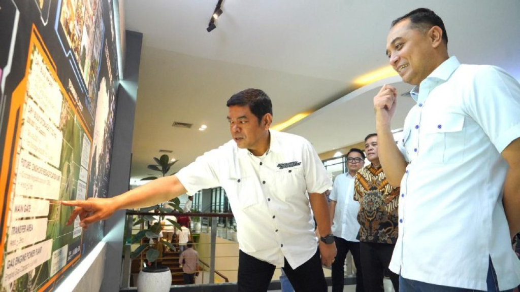 Dirut TTL David Pandapotan Sirait & Walkot Surabaya Eri Cahyadi saat kunjungan kerja ke TTL, Minggu (1/3). (foto: ist)