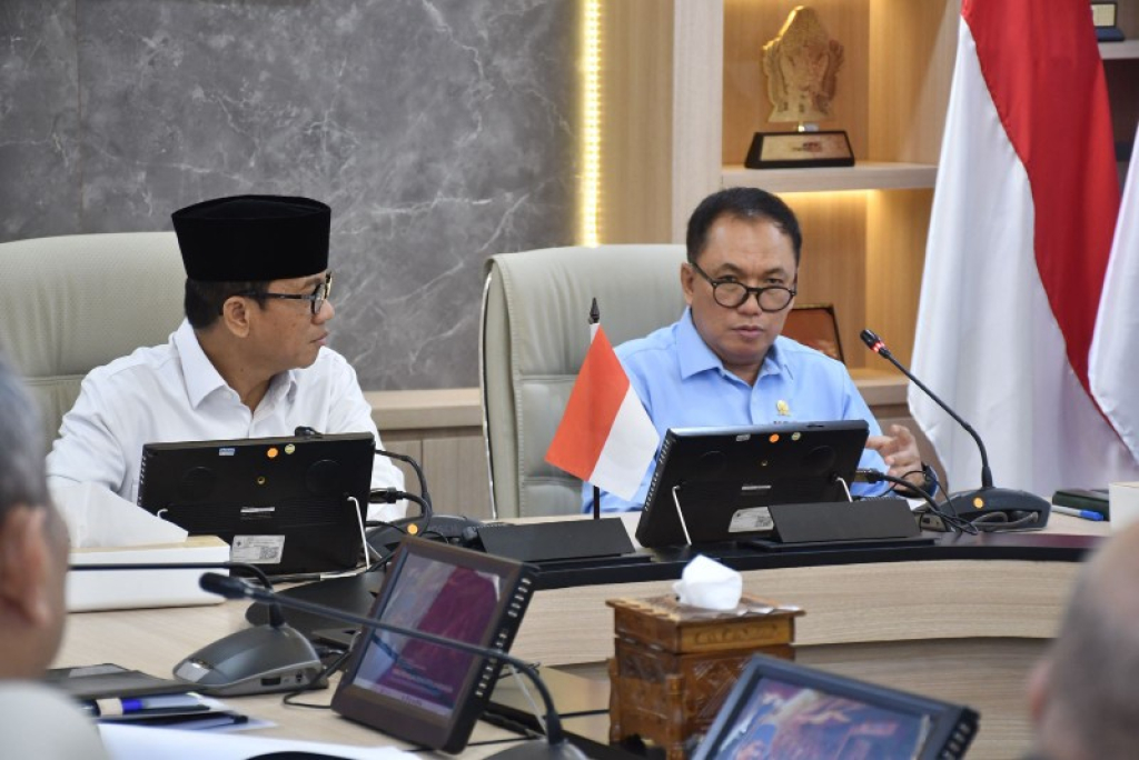 Ketua KPPU M. Fanshurullah Asa (kanan) & Menteri Desa dan PDT Yandri Susanto. (foto: ist)