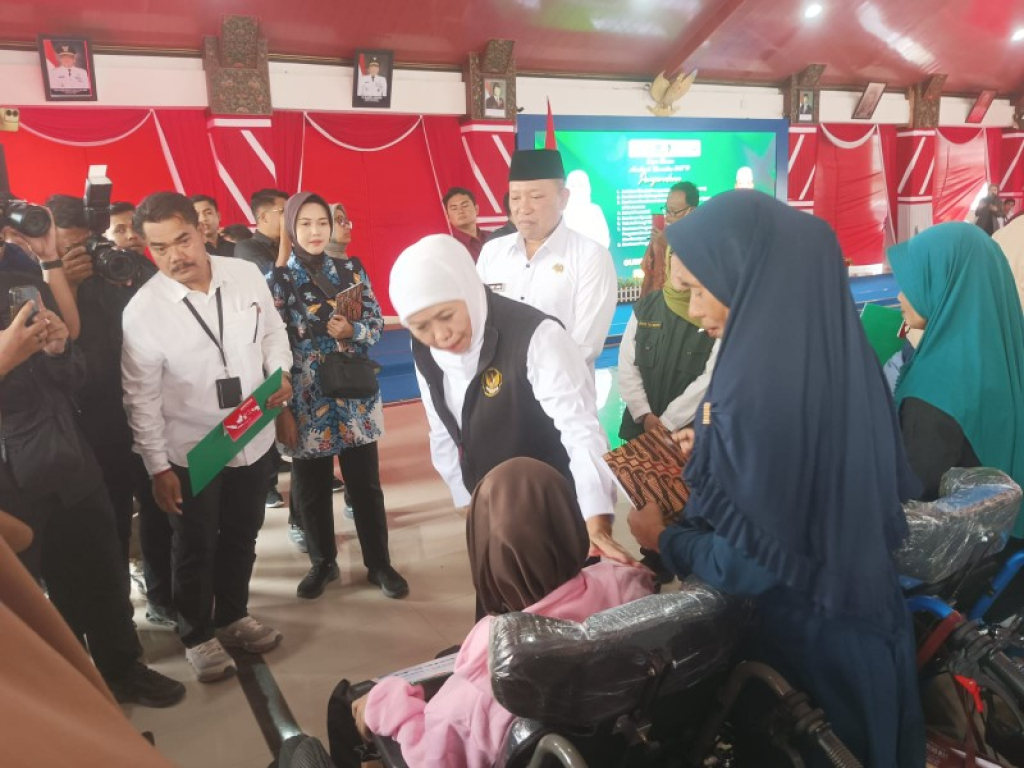 Gubernur Khofifah Salurkan  Bansos Rp 19 Miliar di Sampang, Perkuat Pilar Sosial