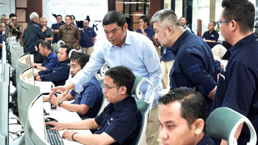 Dirut PT Pelabuhan Indonesia, Achmad Muchtasyar (tengah) bersama Dirut TTL, David P. Sirait. (kiri). (foto: ist)