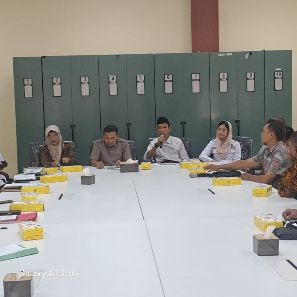 RDP yang digelar Komisi I DPRD Kota Mojokerto bersama DLH dan perwakilan warga sekitar TPA Randegan. (foto: eko/ B-news.id)