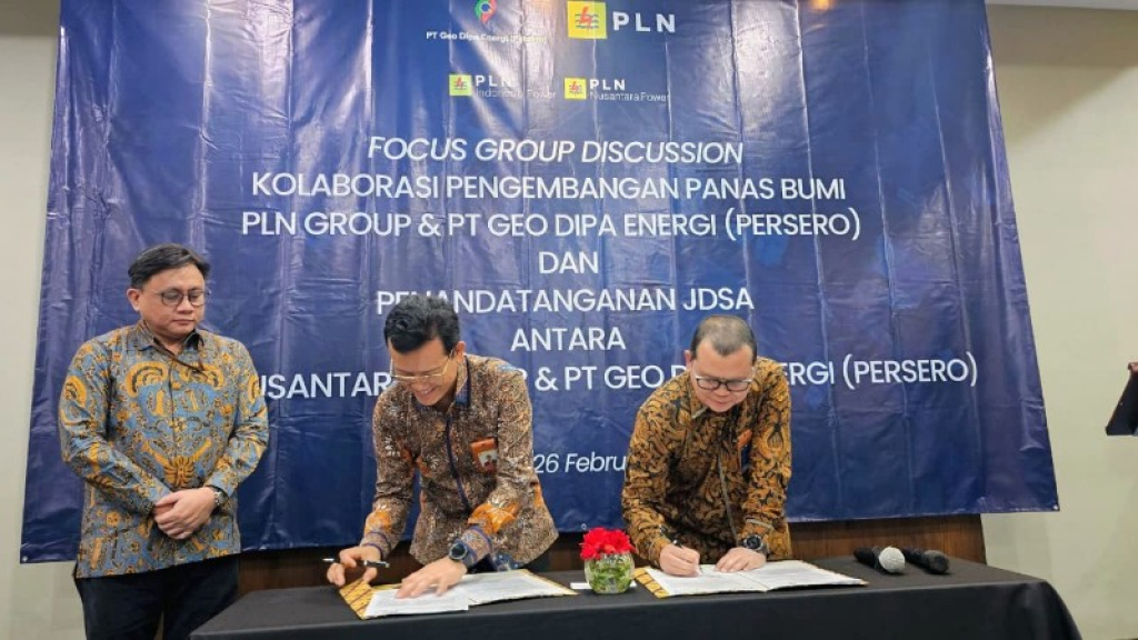Direktur Pengembangan Bisnis & Niaga PLN NP Dwi Hartono (kanan), Direktur Pengembangan Niaga & Eksplorasi PT Geo Dipa Energi Ilen Kardani (tengah) saat penandatanganan. (foto: ist)