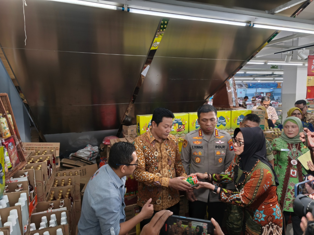 Bupati Sidoarjo Subandi Sidak Harga dan Kualitas Sembako Jelang Lebaran, Pastikan Stok Aman dan Harga Stabil. (foto: dok humas)