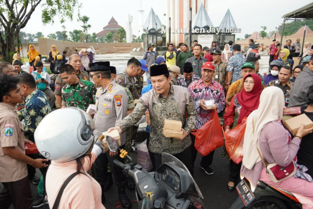 Bupati Subandi, Forkopimda dan ASN Sidoarjo bagikan 75.000 Paket Takjil di Jayandaru