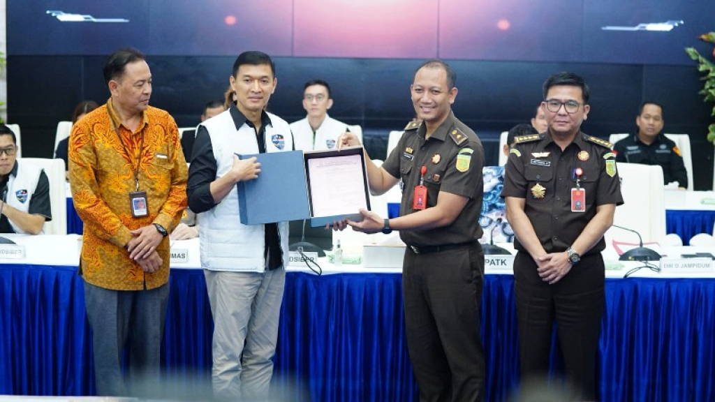 Dirsiber Bareskrim Polri Himawan menyerahkan secara simbolis hasil sitaan Judol sebesar 58 Milliar. (ist)