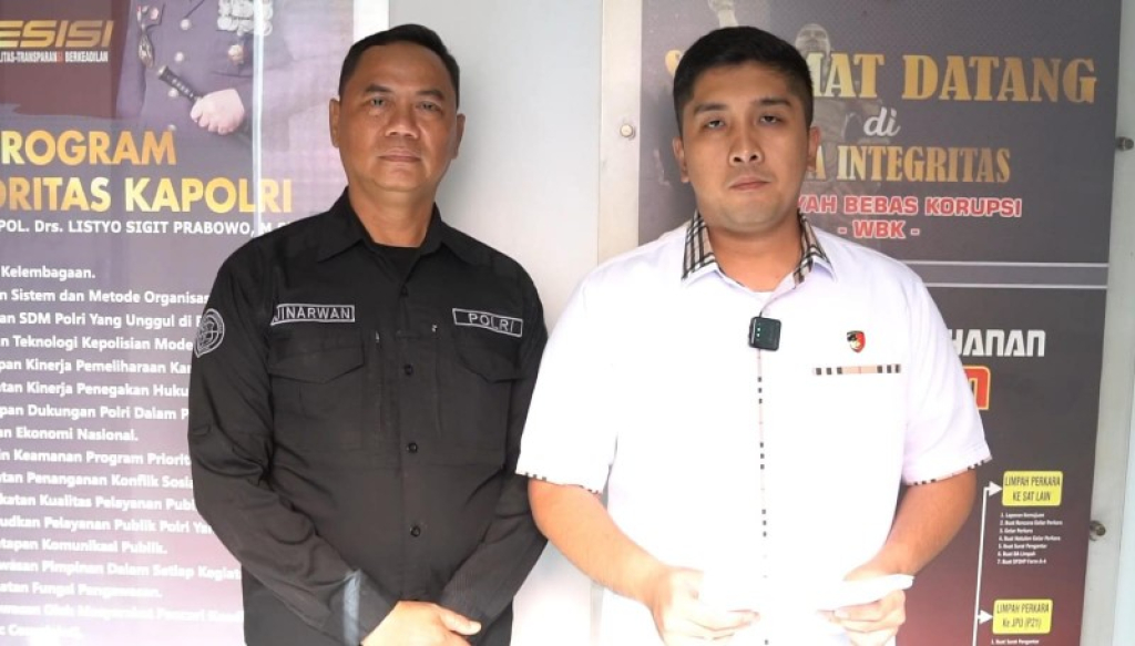 Kasatreskrim Polres Mojokerto Kota AKP Mangara Panjaitan saat konferensi pers terkait pengungkapan kasus pencabulan anak tiri. (ist)