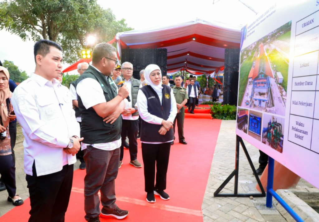 Kepala DPRKP CK Provinsi Jatim, I Nyoman Gunadi, beri penjelasan kepada Gubernur Khofifah IPA yang berkapasitas 100 liter per detik untuk 24.000 SR di wilayah Mojokerto Lamongan Gresik. Foto:dok humas