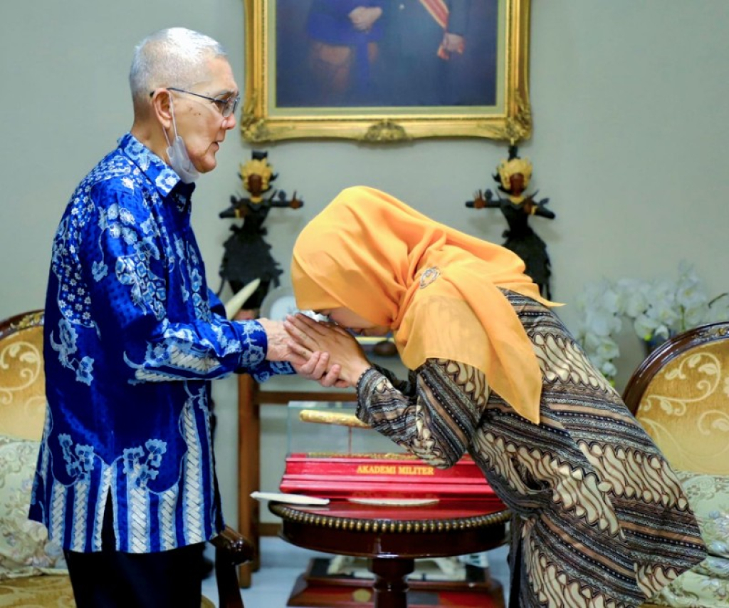 Try Sutrisno Wafat, Gubernur Khofifah Sampaikan Duka Mendalam, Ajak Masyarakat Jatim Kibarkan Bendera Setengah Tiang