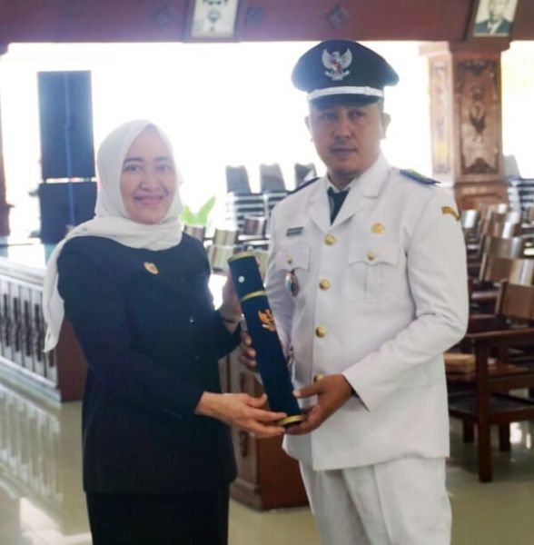 Bupati Bojonegoro Anna Mu'awanah melantik pengurus perkumpulan jamaah tahlil perempuan di pendopo Nalowopati. (Ist) 