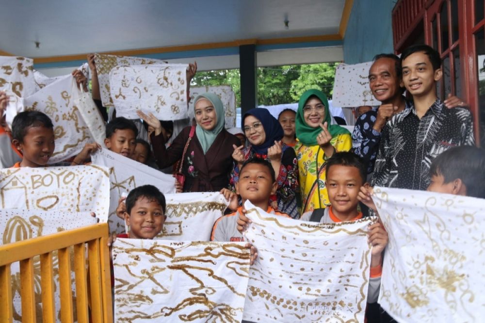 Ning Sasha bersama pemilik Batik Al Huda di workshopnya, (ist) 
