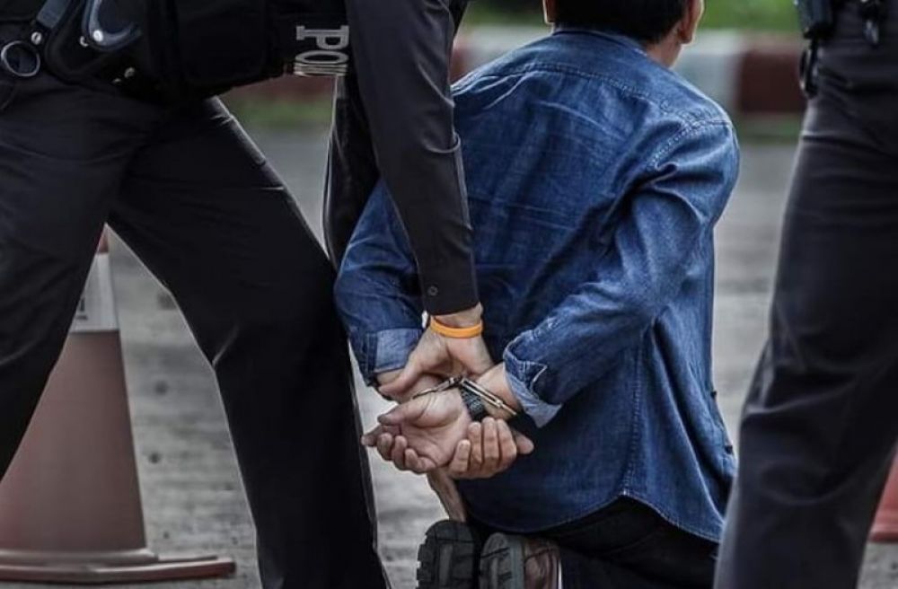 Kasat Narkoba saat diamankan Direktorat Tindak Pidana Narkoba di sebuah basemen apartemen di karawang jakarta. (Ist) 