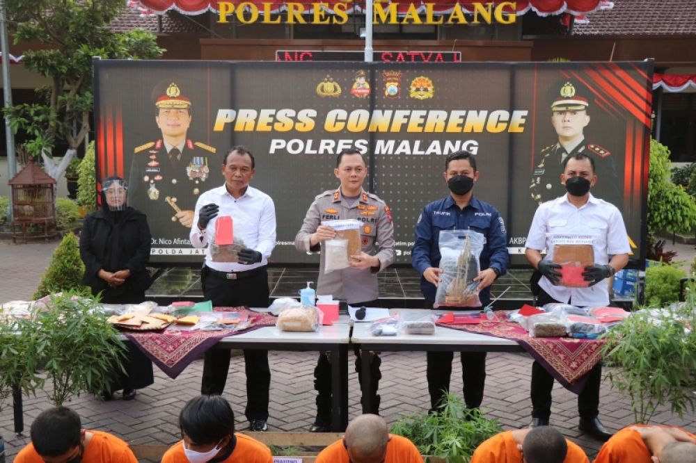 Kapolres Malang AKBP Ferli Hidayat saat menggelar jumpa pers. (Ist) 